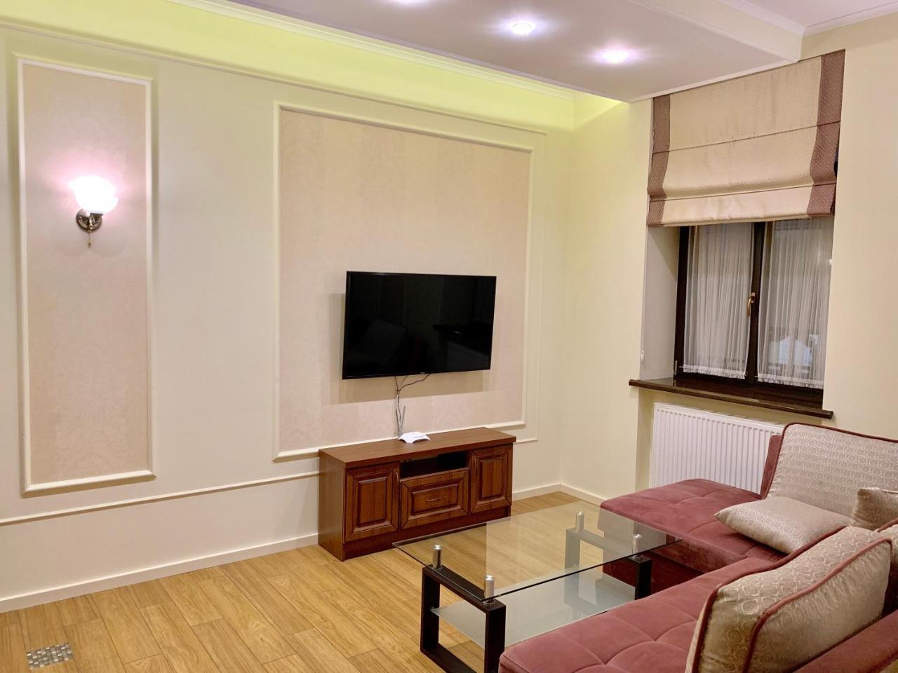 Two-Bedroom On Lesi Ukrainky Lviv Exterior photo